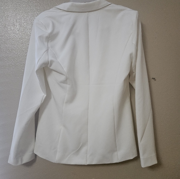 Cream color blazer nice with a bit of shoulder pad - Picture 2 of 3